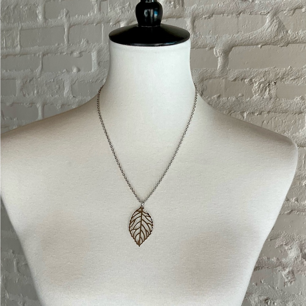 Elegant Silver Leaf Pendant Necklace